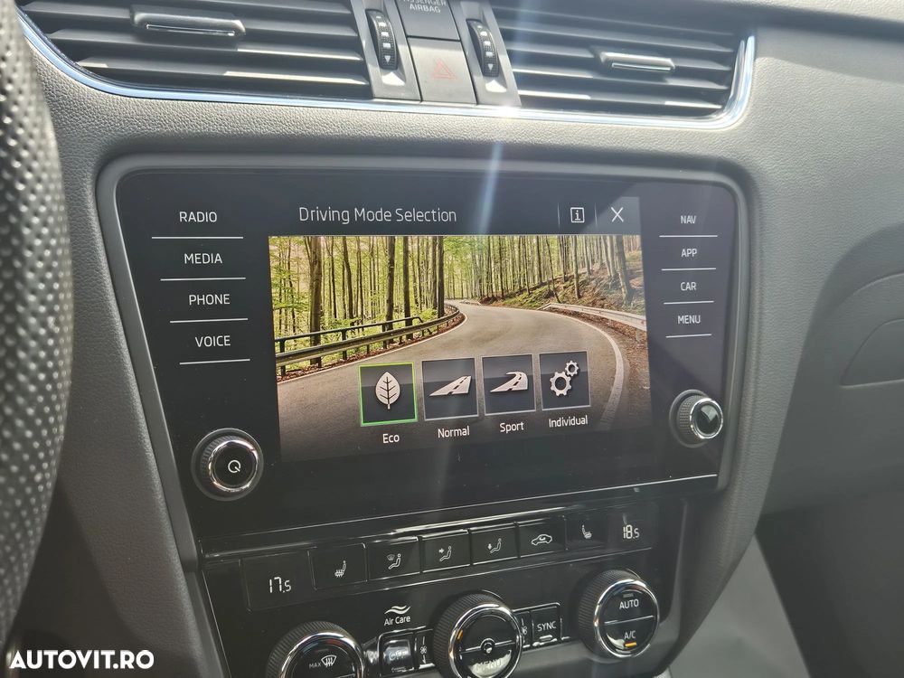 Skoda Octavia 2.0 TDI DSG RS - 25