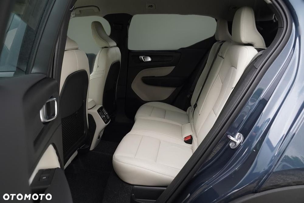Volvo XC 40 B3 Plus Dark - 11