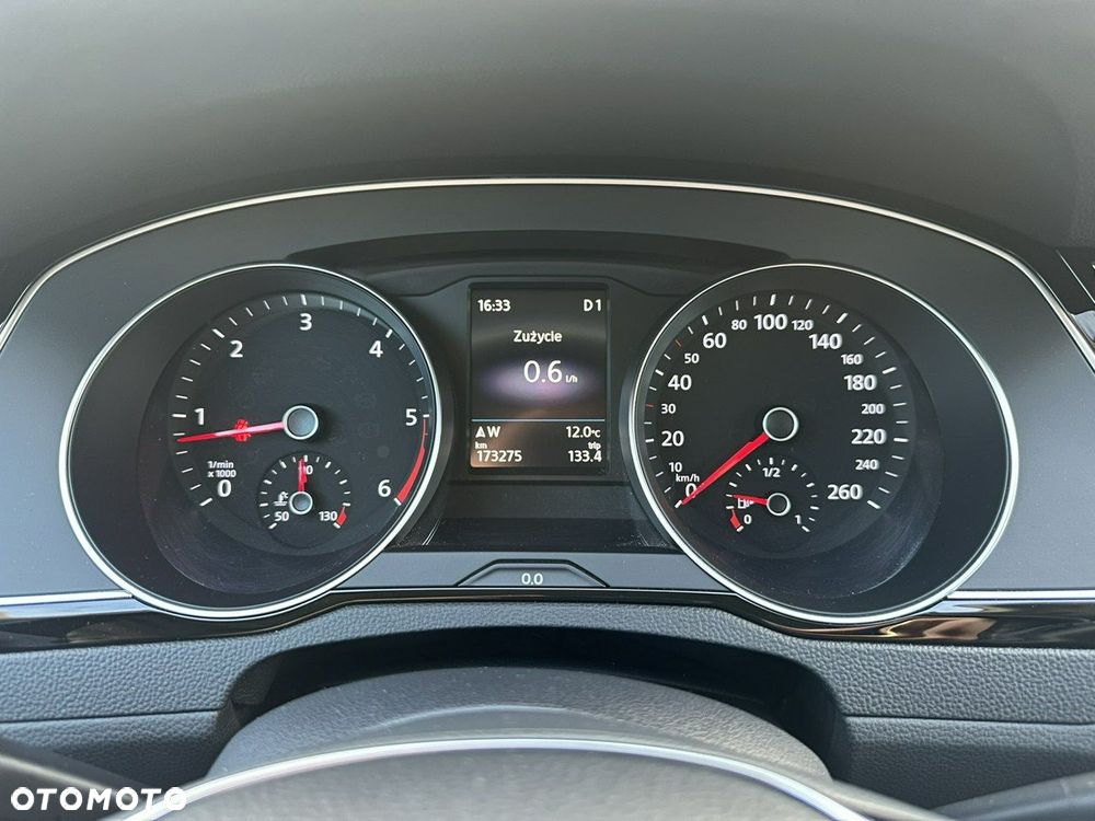 Volkswagen Passat - 36