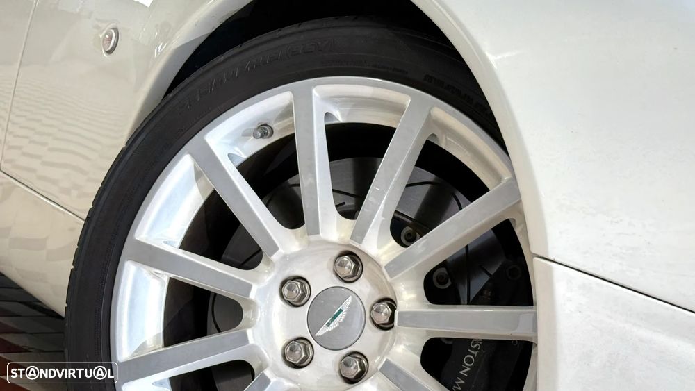 Aston Martin Vanquish S - 12