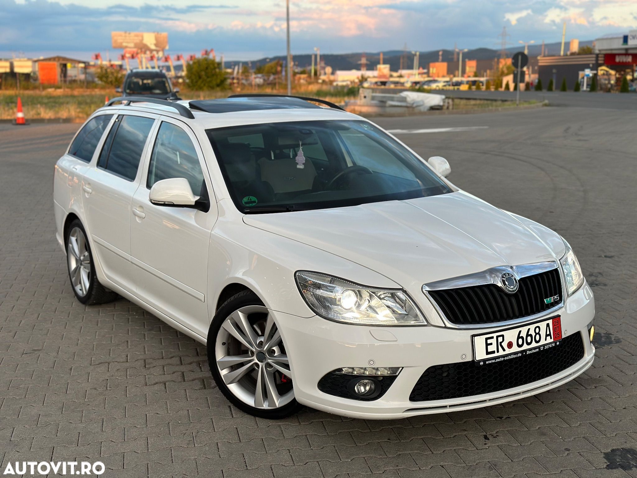 Skoda Octavia Combi 2.0 TDI DPF DSG RS - 1