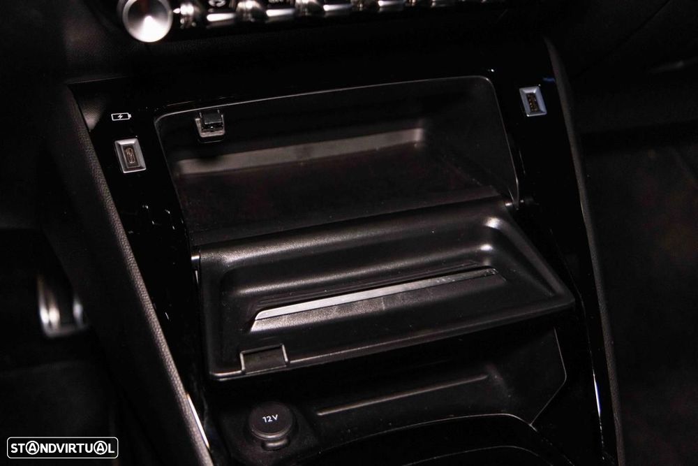 Peugeot e-2008 50 kWh GT - 32