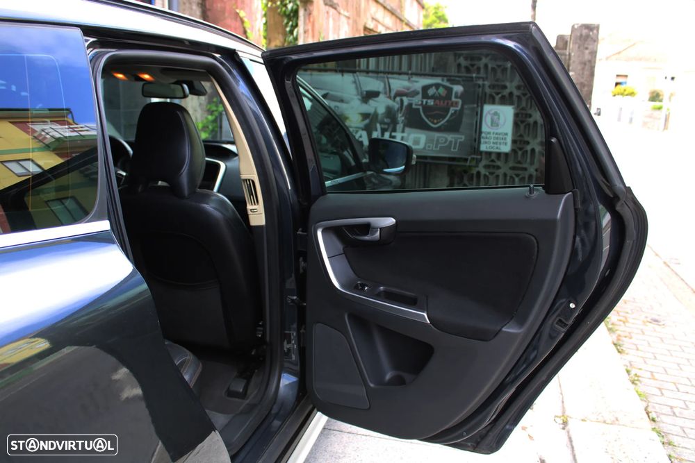 Volvo XC 60 D5 Momentum Geartronic - 27