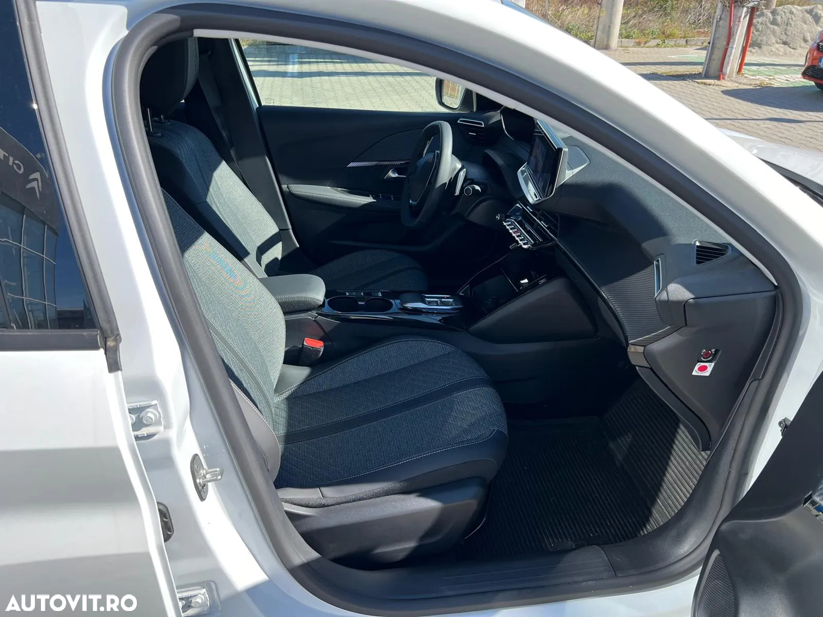 Peugeot 208 1.2 L PureTech STT EAT8 Allure - 10