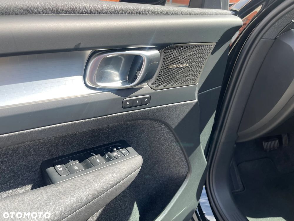 Volvo XC 40 B4 Plus Black Edition - 13