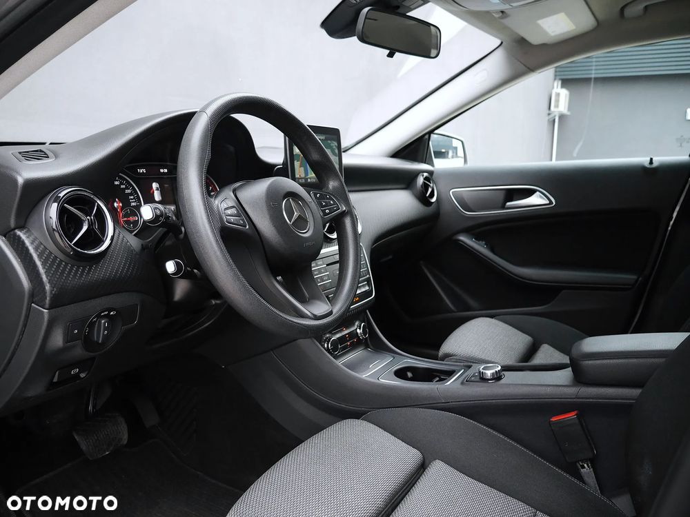 Mercedes-Benz GLA 180 7G-DCT - 12