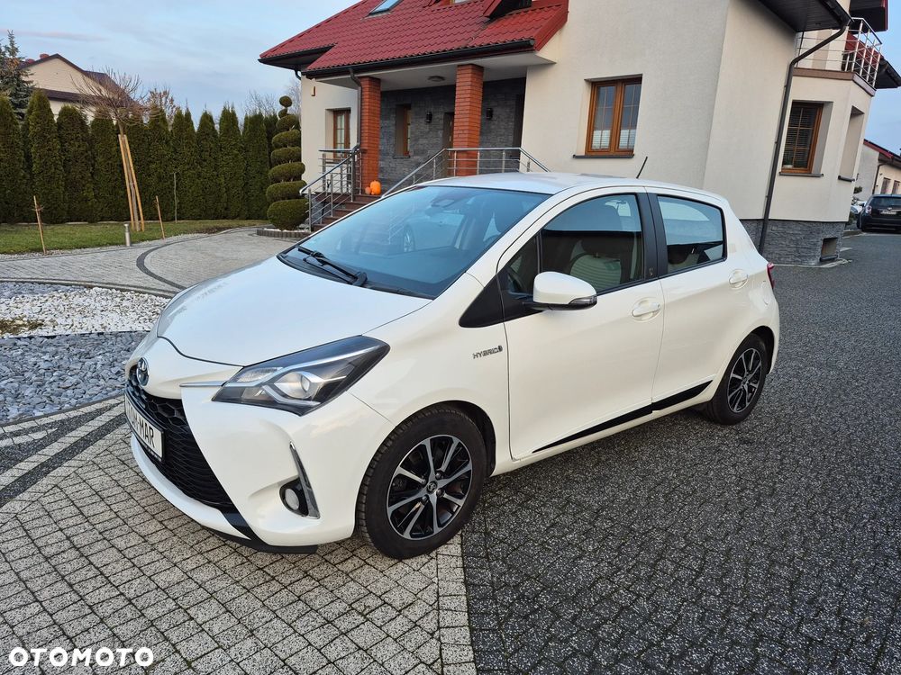 Toyota Yaris Hybrid 100 Business Edition - 1