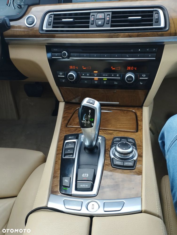 BMW Seria 7 740i - 24