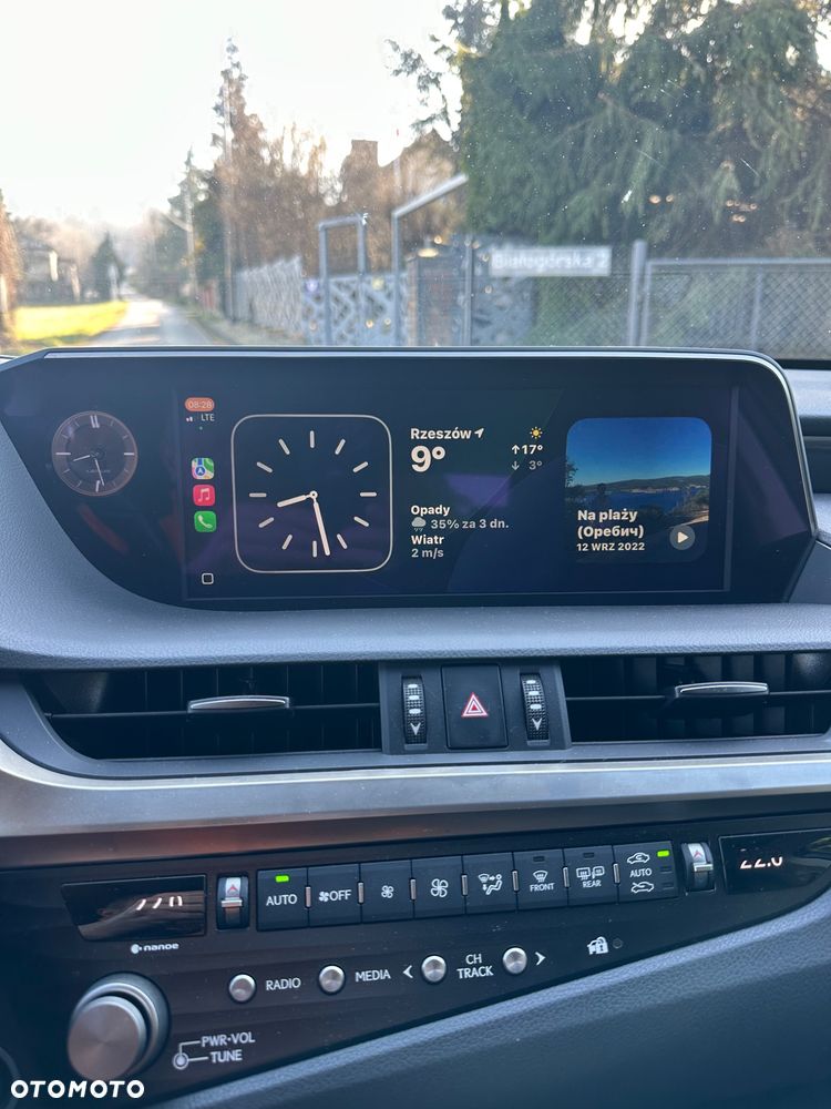 Lexus ES 300h Business Edition + - 38