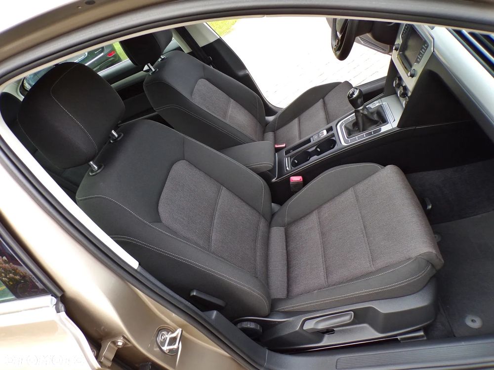 Volkswagen Passat 1.6 TDI (BlueMotion Technology) Comfortline - 24