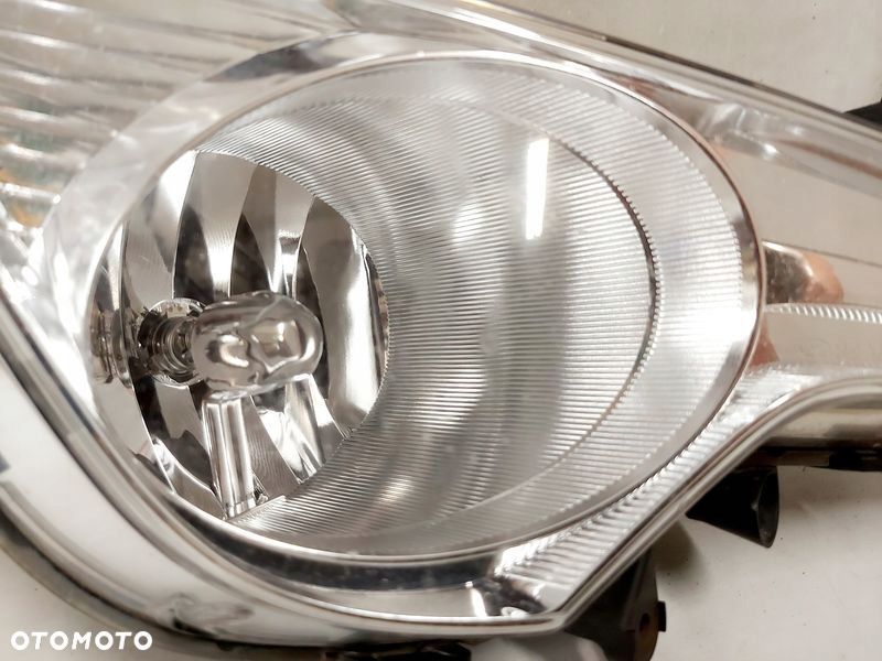 HYUNDAI I40 LAMPA HALOGEN PRZECIWMGIELNA PRAWY PRZÓD 92202-3Z010 - 3