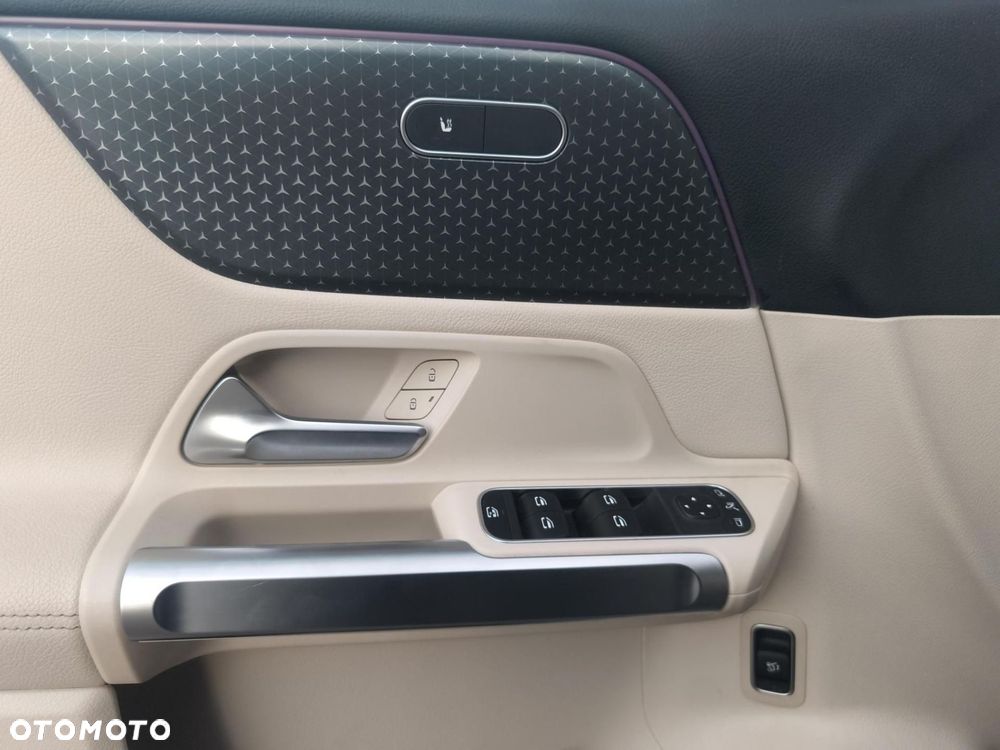 Mercedes-Benz GLB - 11