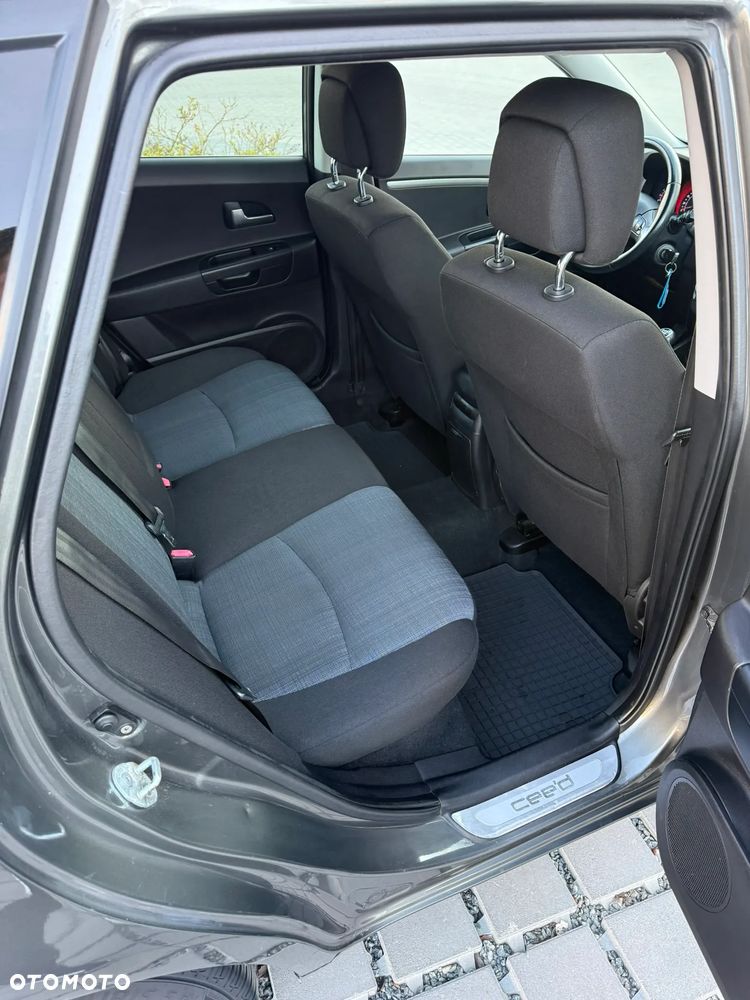 Kia Ceed - 12