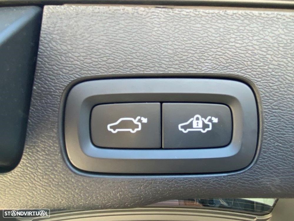 Volvo XC 60 2.0 T6 PHEV Plus Dark AWD - 17