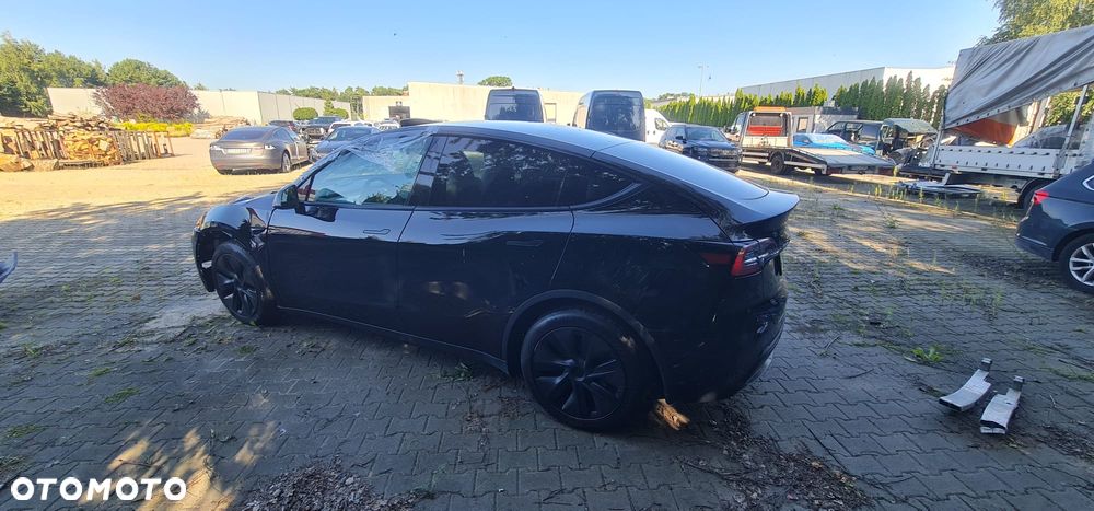Tesla Model Y Long Range AWD - 3