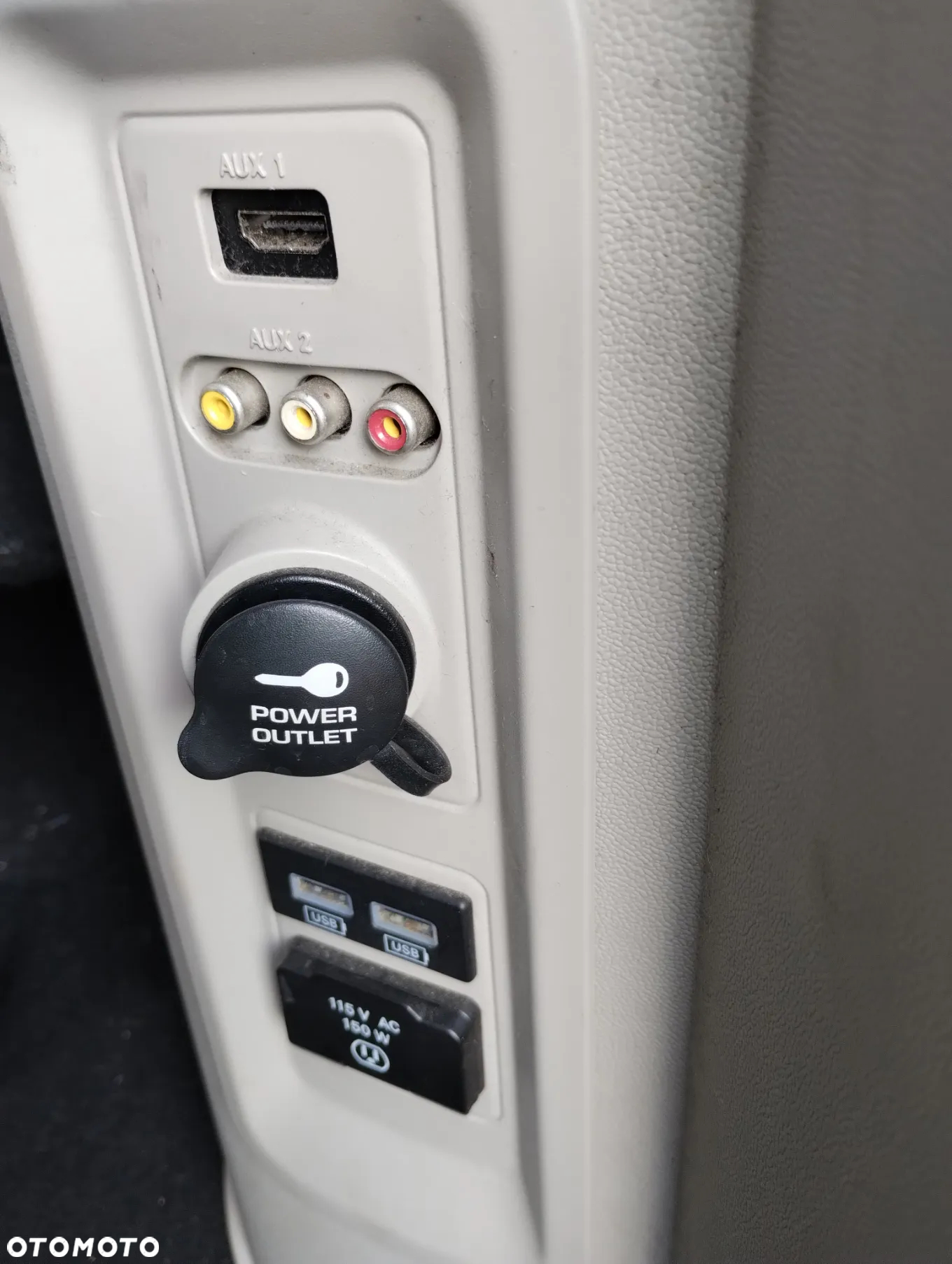 Chrysler Town & Country - 9