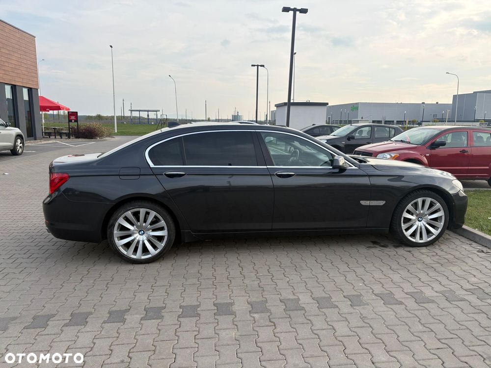 BMW Seria 7 750i L - 6