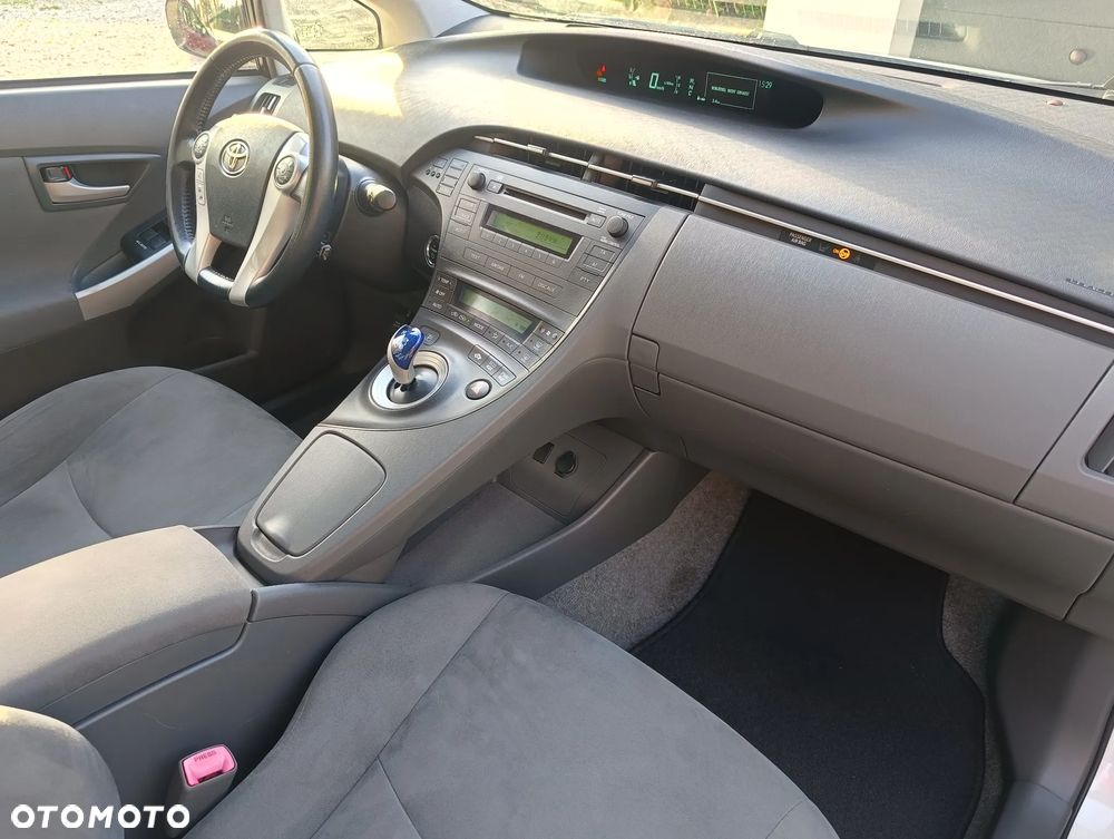 Toyota Prius 1.8 HSD Premium - 13