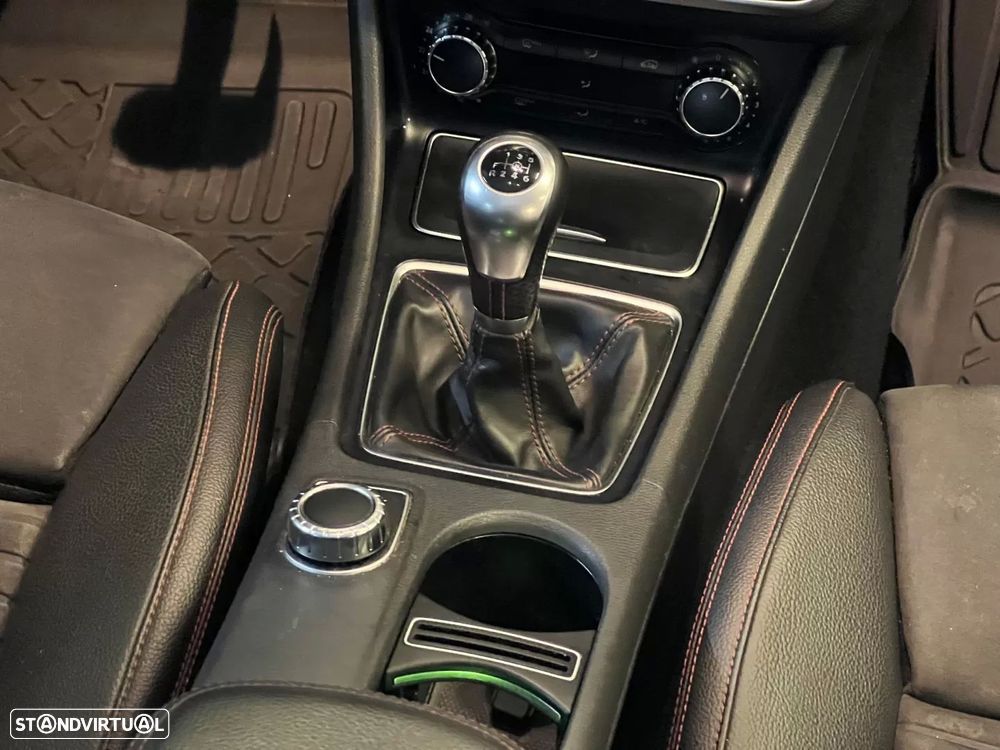 Mercedes-Benz CLA 200 d Shooting Brake AMG Line - 16