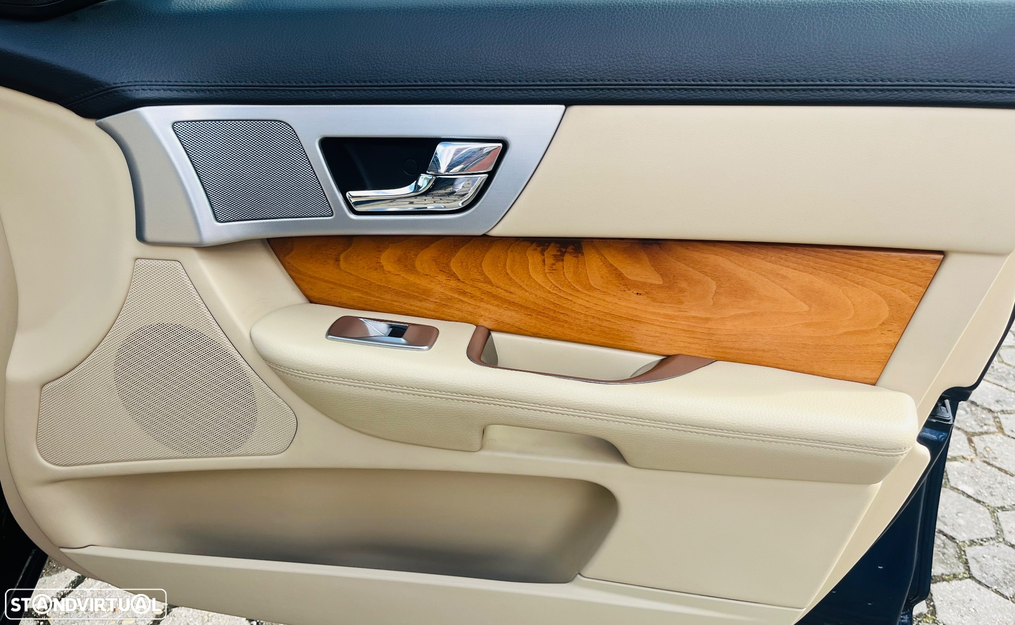 Jaguar XF 2.2 D Luxury - 35
