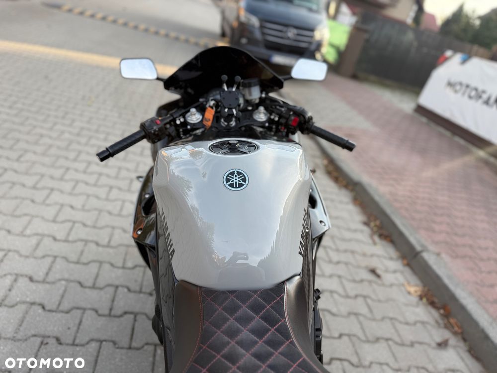 Yamaha R1 - 18