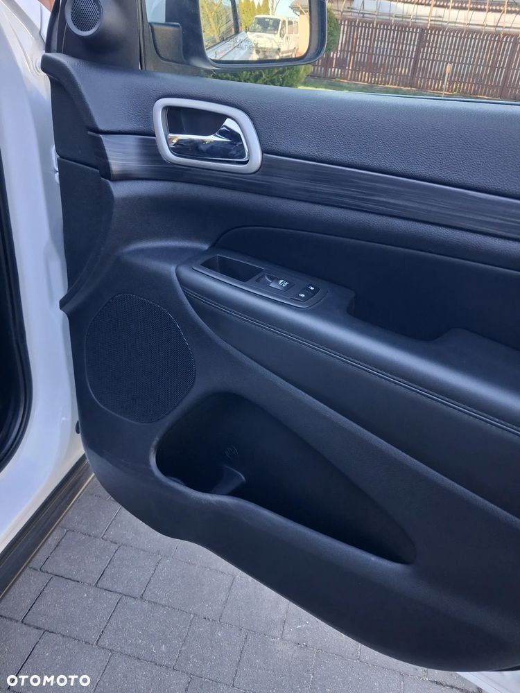 Jeep Grand Cherokee - 23