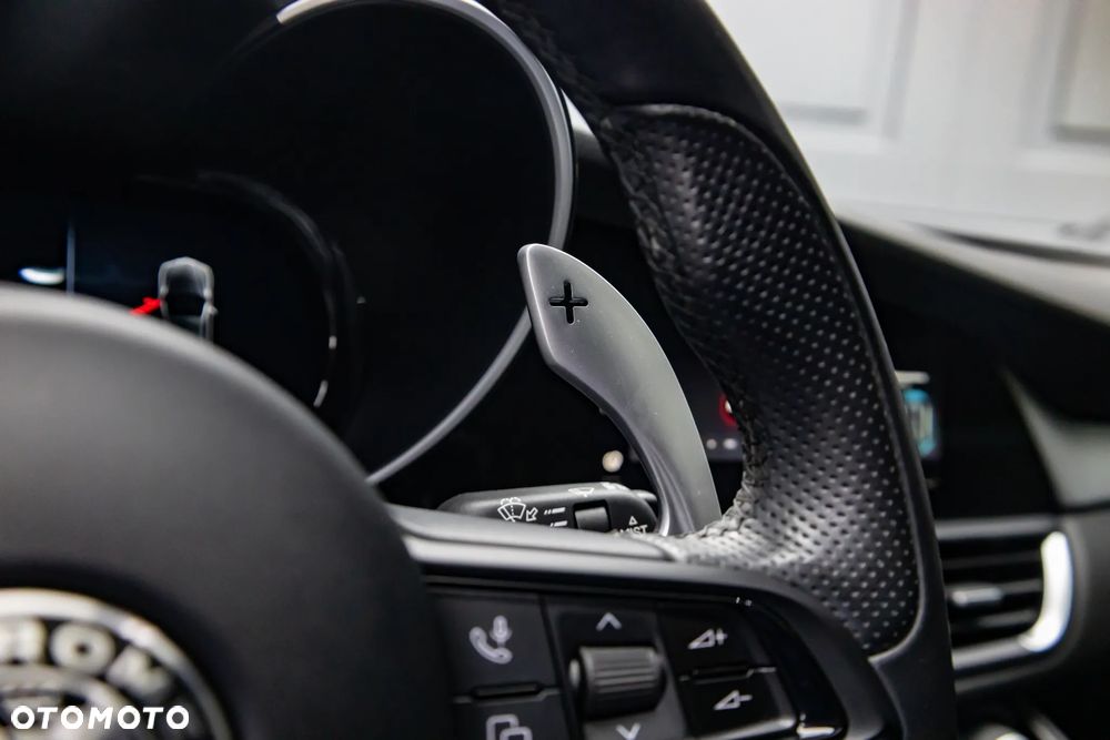 Alfa Romeo Giulia 2.0 Turbo 16V AT8-Q4 Veloce - 22