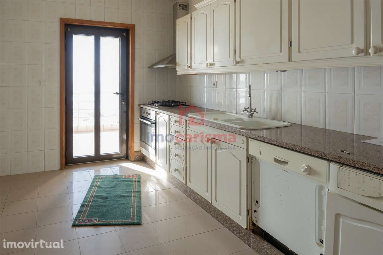 Apartamento T3+1 Duplex na 1.º Linha em Frente à Praia em Aver-o-Mar - Grande imagem: 4/22