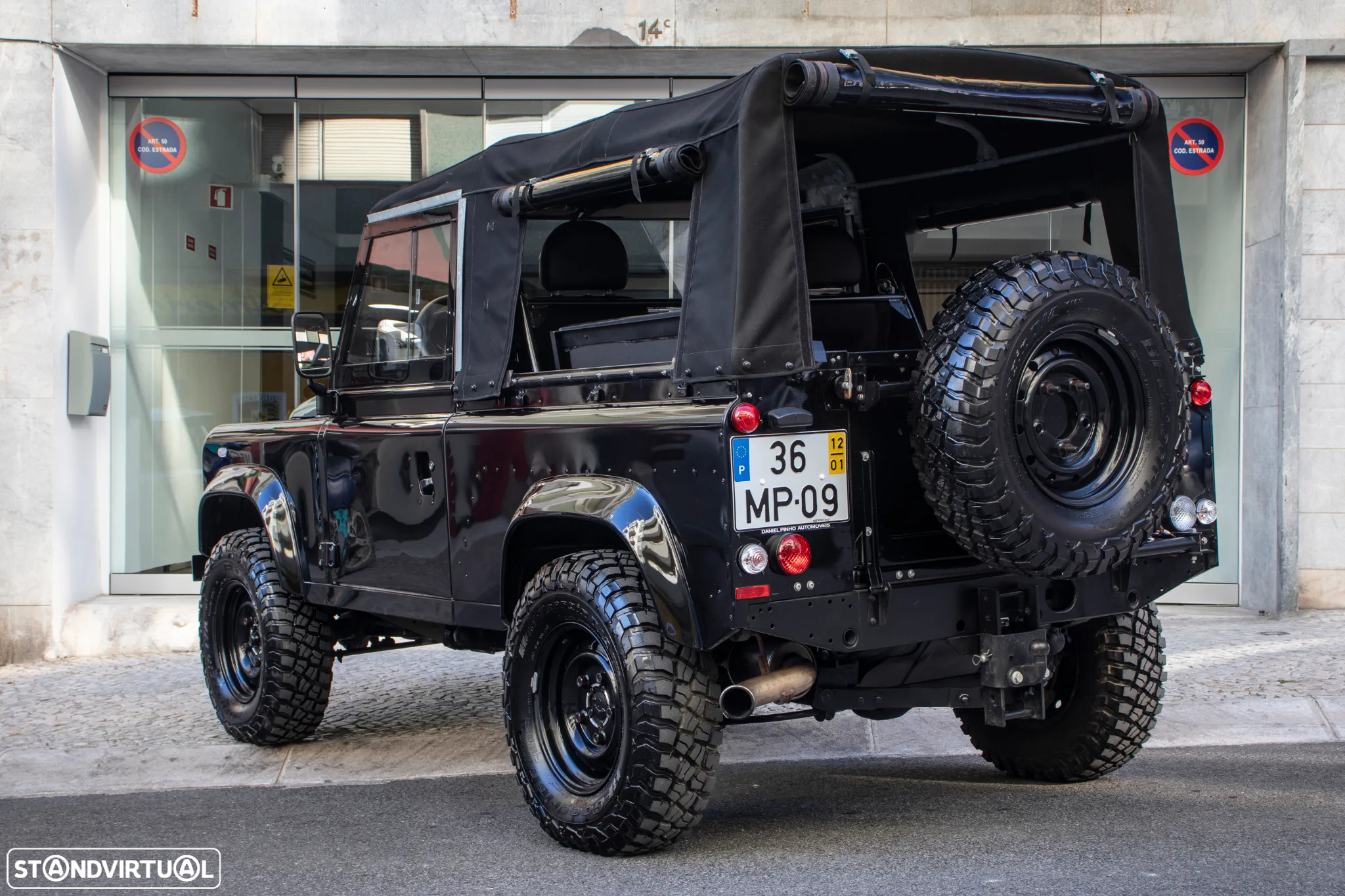 Land Rover Defender 90 SW 2.4 CRD S - 28