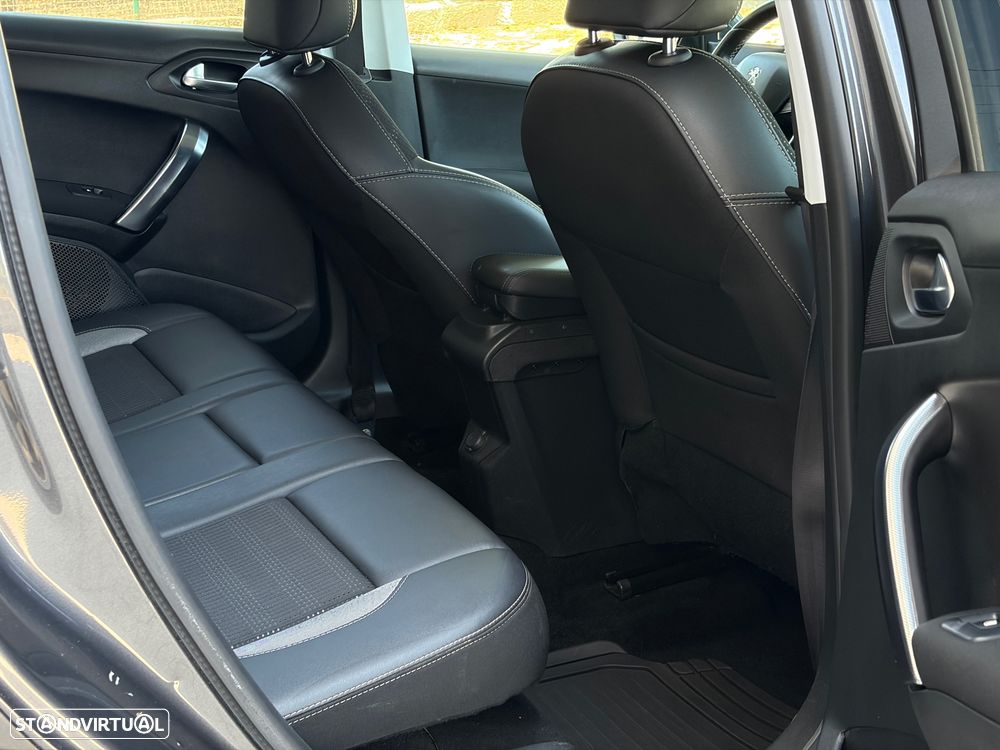 Peugeot 2008 1.2 PureTech Allure EAT6 - 33