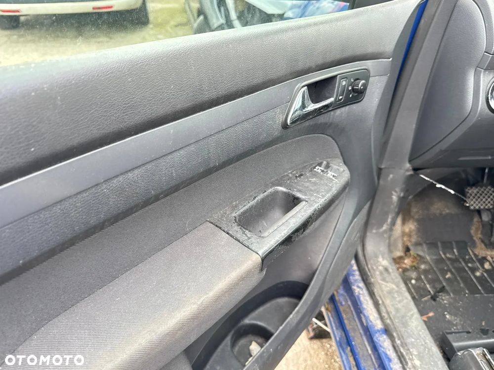 Volkswagen Touran  1.6TDI 2011r kod silnika CAYC Kod lakieru LR5T  Kod skrzyni NKA - 17