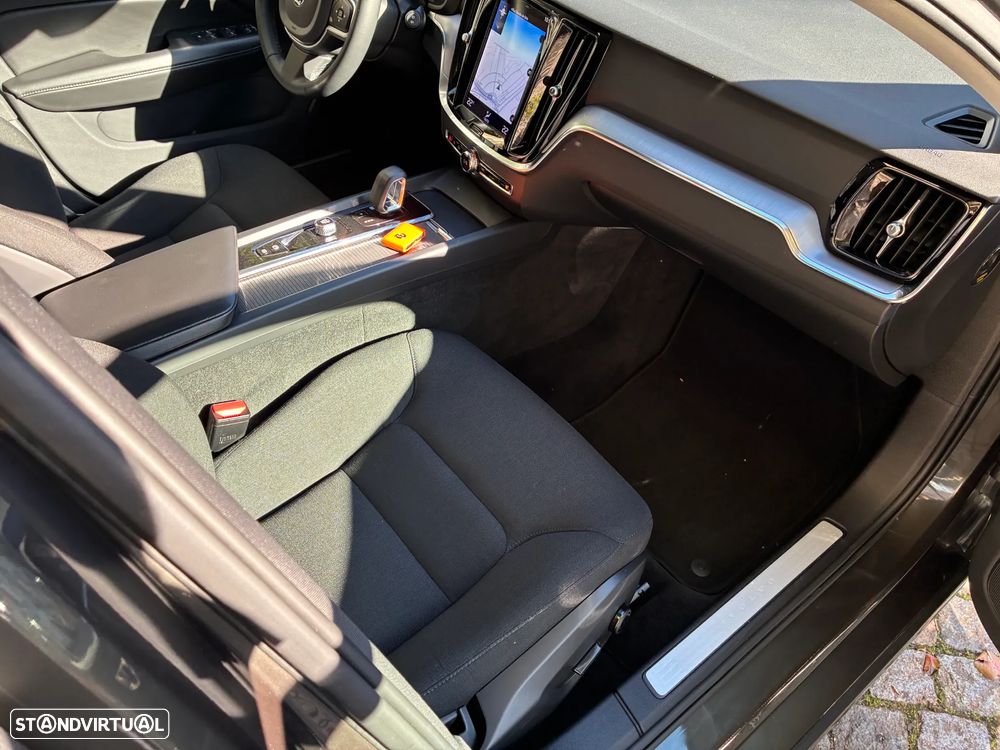 Volvo V60 2.0 B4 Momentum Plus Geartronic - 21