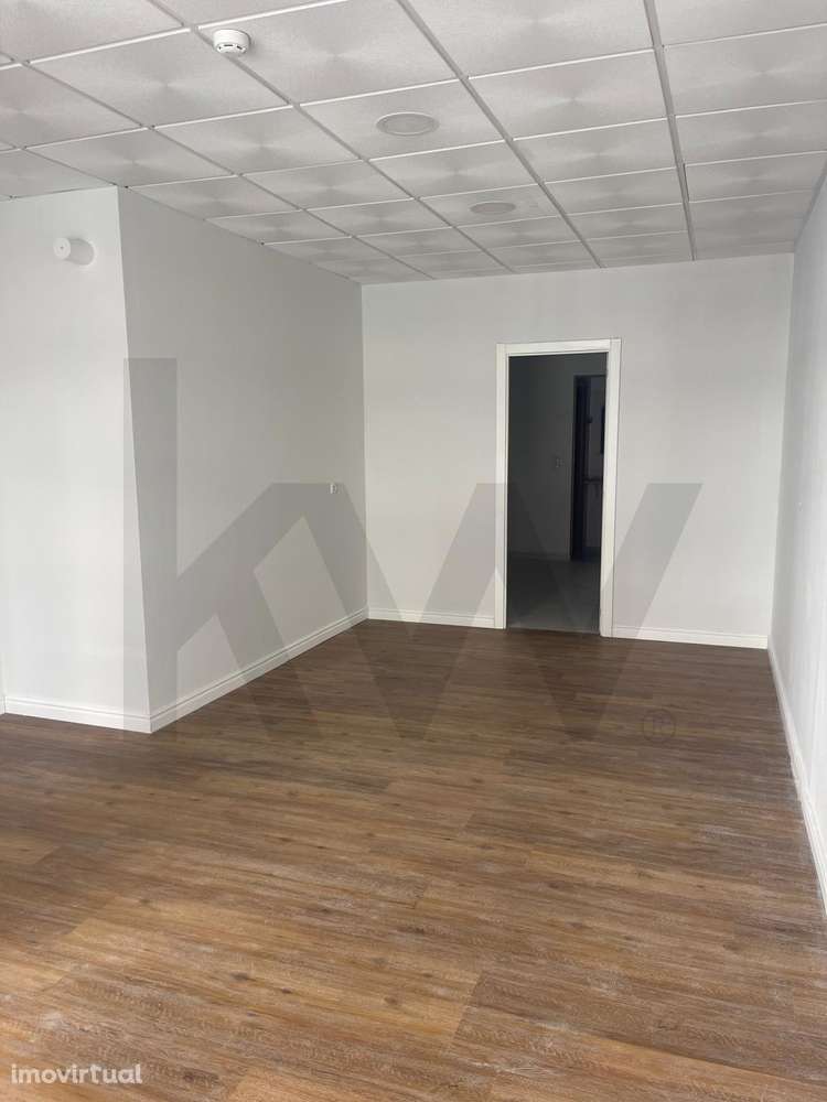 Espaço Comercial de 48m2 , garagem e zona de arrumos  junto à Estação - Grande imagem: 2/21