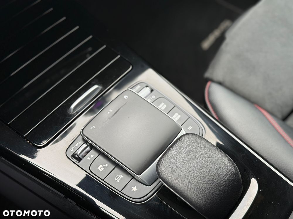 Mercedes-Benz CLA 200 7G-DCT AMG Line - 32