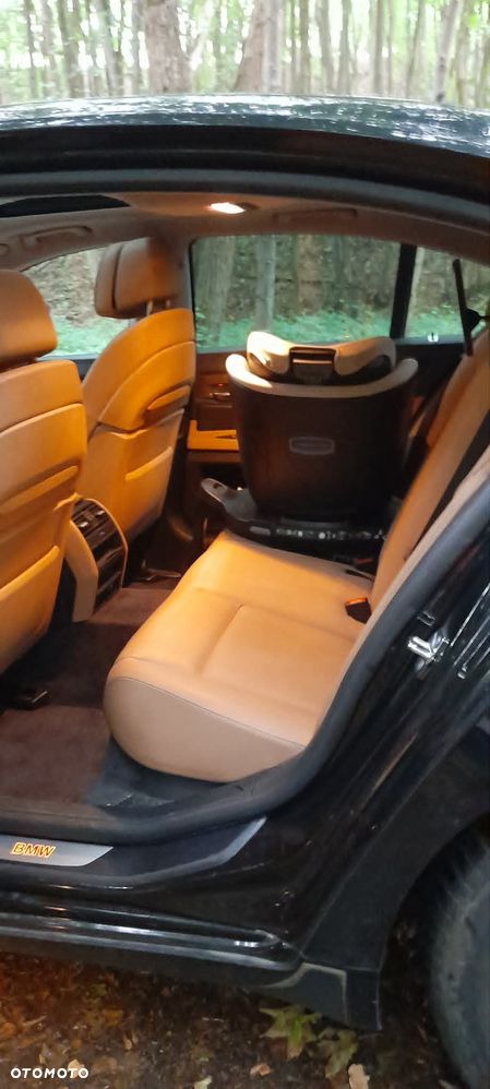 BMW Seria 7 750i - 12
