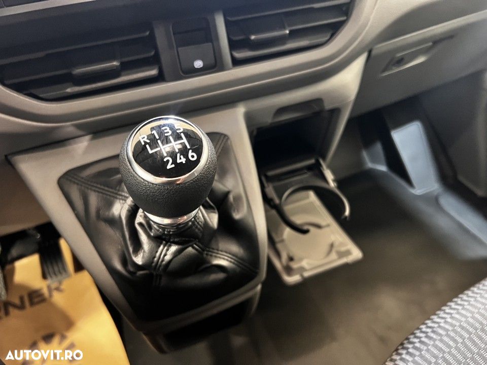 Volkswagen Caravelle - 27