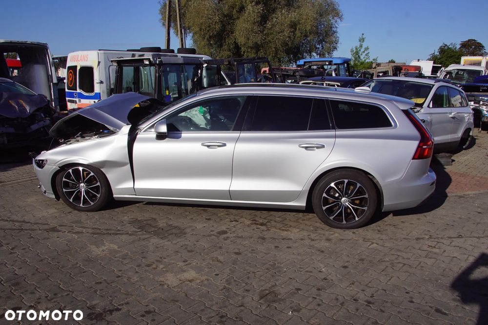 Auto na części - Volvo V60 II 2.0 D3 150 KM D4204T16 TG-81SC 711 2019R Silnik Skrzynia Drzwi Klapa Zderzak Lampa Lusterko Szyba Szyberdach Panorama Deska Kokpit Sterownik Moduł Czujnik Licznik Wyświetlacz Kierownica - 8
