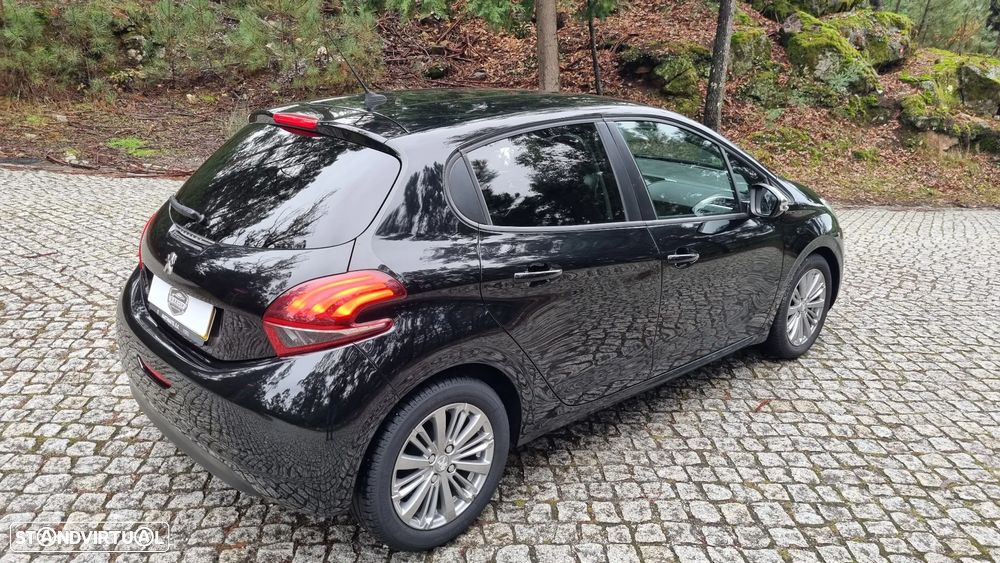 Peugeot 208 1.2 PureTech Signature - 4