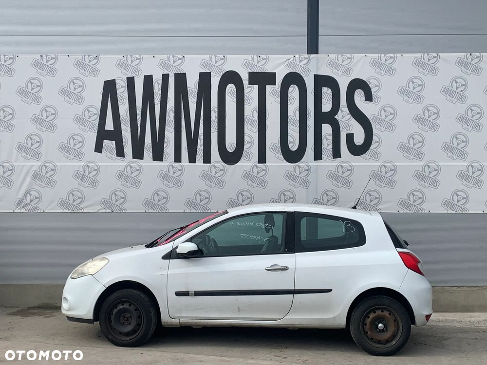 RENAULT CLIO 2010 *SAMOCHÓD NA CZĘŚCI* 4533 MASKA, LAMPA, DRZWI, LUSTERKO, ZDERZAK, GRILL, BŁOTNIK, KLAPA, BELKA, DESKA, FOTELE, KANAPA, ĆWIARTKA KIEROWNICA, TARCZE, ZACISKI, ZAWIESZENIE, KOMPLETNY PRZÓD, KOMPLETNY TYŁ, LICZNIK, ZEGARY, PRAWE LEWE PRZÓD TYŁ - 1
