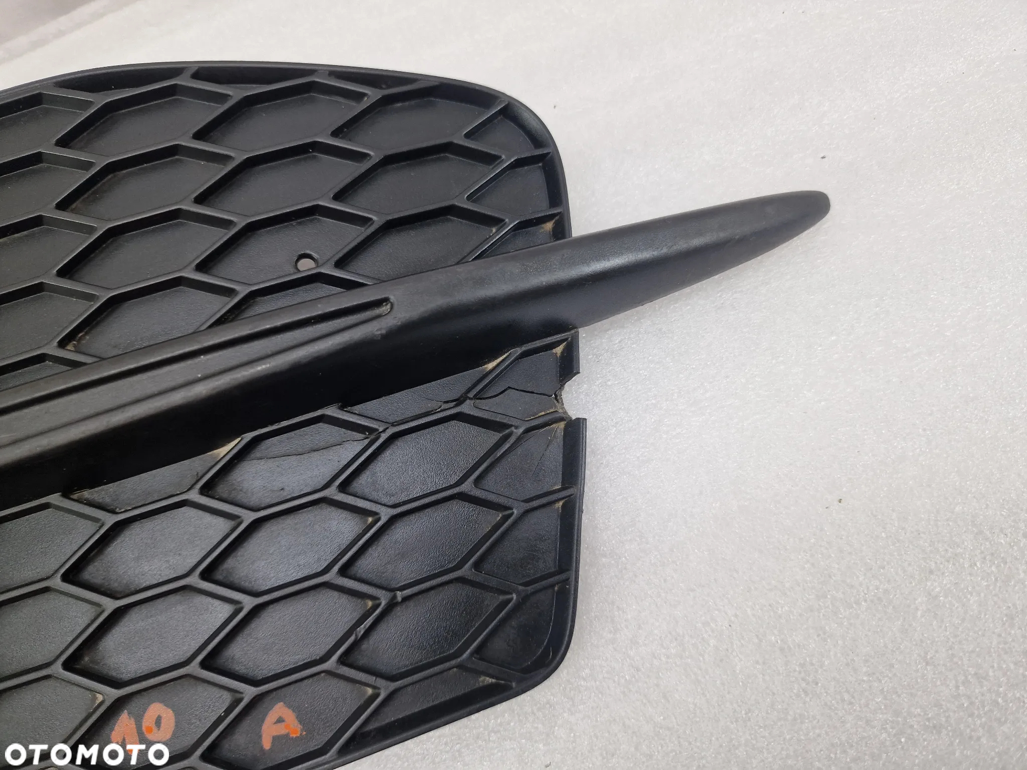 AUDI Q3 8U0 LIFT S-LINE 14- PRAWA KRATKA BOCZNA ZDERZAKA PRZEDNIEGO PRZÓD , NR 8U0807682D , NR AUKCJI E/10 - 5