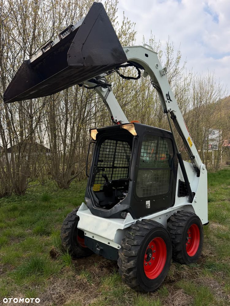 Bobcat S450 ładowarka 4x4 wózek terenowy. Łyżka. Pełne sterowanie z dżojstika jazda i praca. Aktualne serwisy DEKRA 2026r. Dokumentacja Pełna. Silnik Kubota 4cyl 55km. Maszyna Jak Nowa z Salonu! Pochodzi z Norweskiego Gospodarstwa! 2019 rok 1880 mtg! Zero luzów i wycieków. Bardzo mocna i wydajna maszyna o małych gabarytach! Idealna do stajni oraz Budownictwa. OKAZJA TANIO 3 wyjścia Hydrauliczne pod urządzenia!! - 4