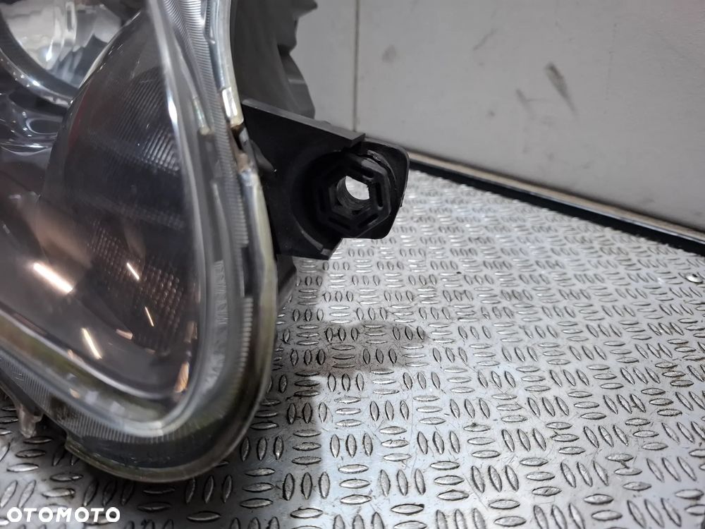 Lampa prawy przód zwykła Seat Leon II Rok 2010 anglik nr 5P2941034A - 2