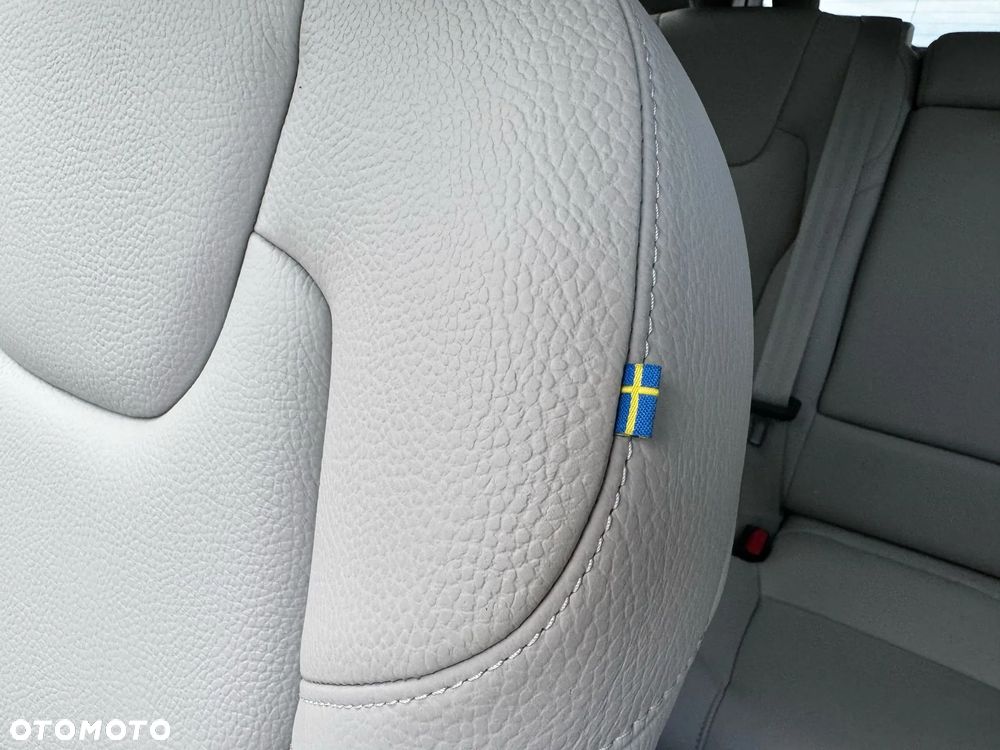 Volvo XC 60 B4 B Plus Dark - 34