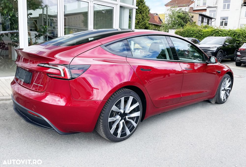 Tesla Model 3 - 4