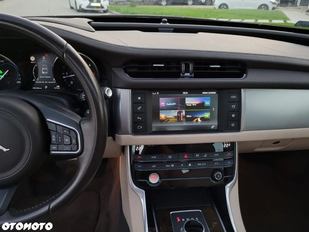Jaguar XF 20d Prestige - 14