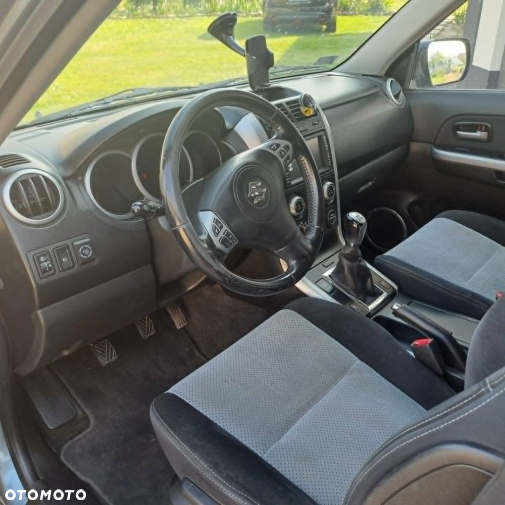Suzuki Grand Vitara 2.0 - 7