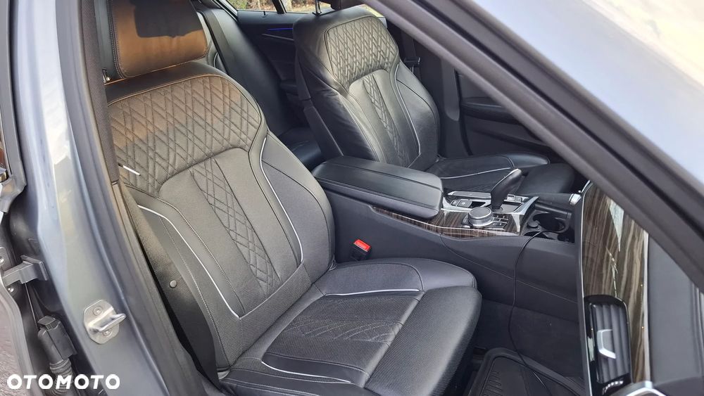 BMW Seria 5 M550i xDrive - 32