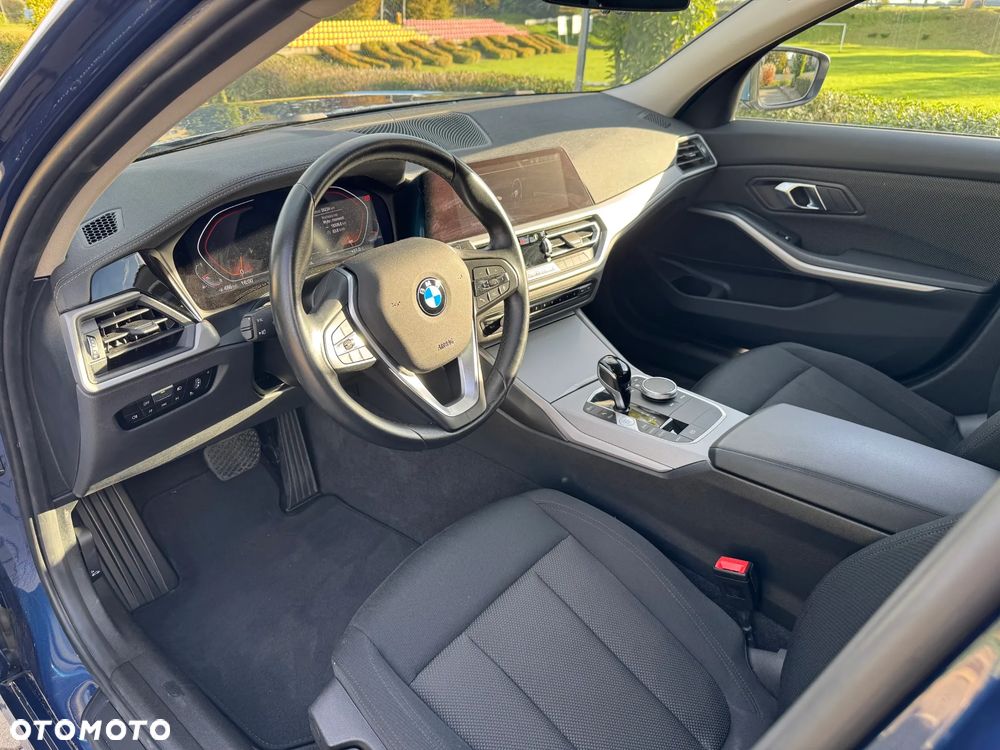 BMW Seria 3 318i Advantage - 9
