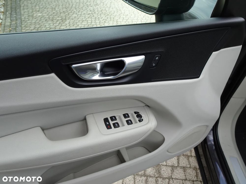 Volvo XC 60 B4 D Momentum Pro - 41