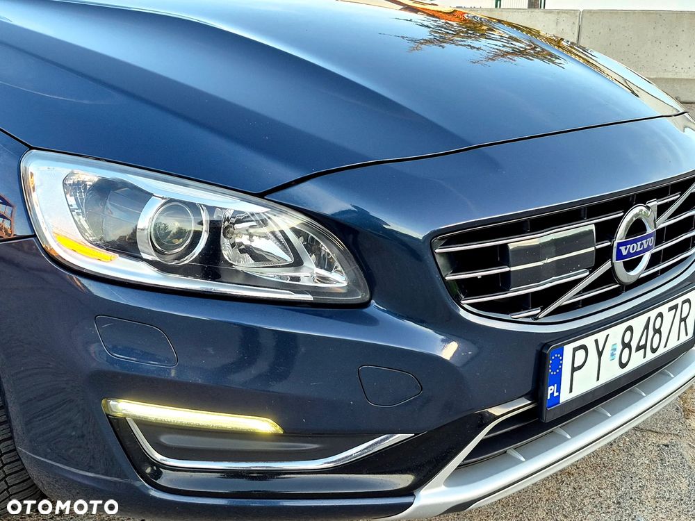 Volvo V60 D6 AWD Plug-in Hybrid R-Design Momentum - 25